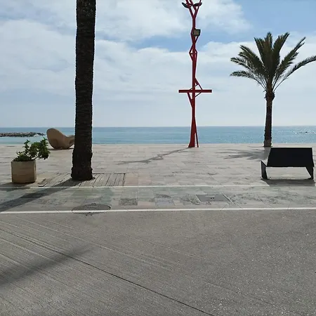 4 Personas Cerca Del Paseo * Vinaros